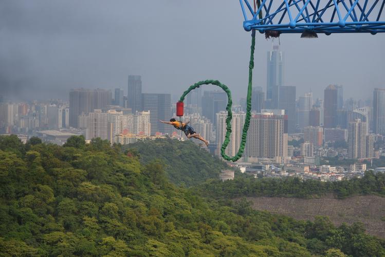 特色极限攀爬——高空钢索挑战活动火热进行