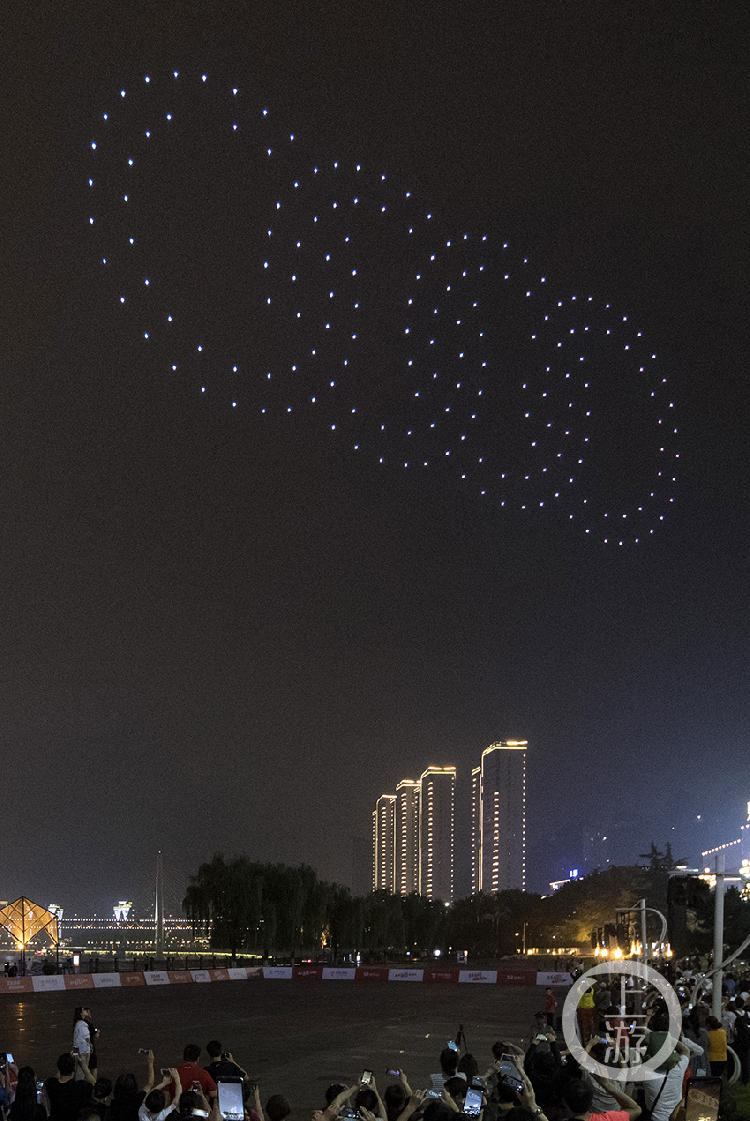城市夜空摩托极限表演，灯光交织的极速盛宴的简单介绍