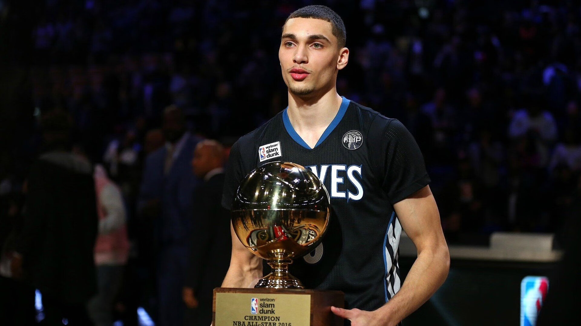 _球迷狂欢节:现场互动、签名会热情高涨_,球迷的疯狂举动