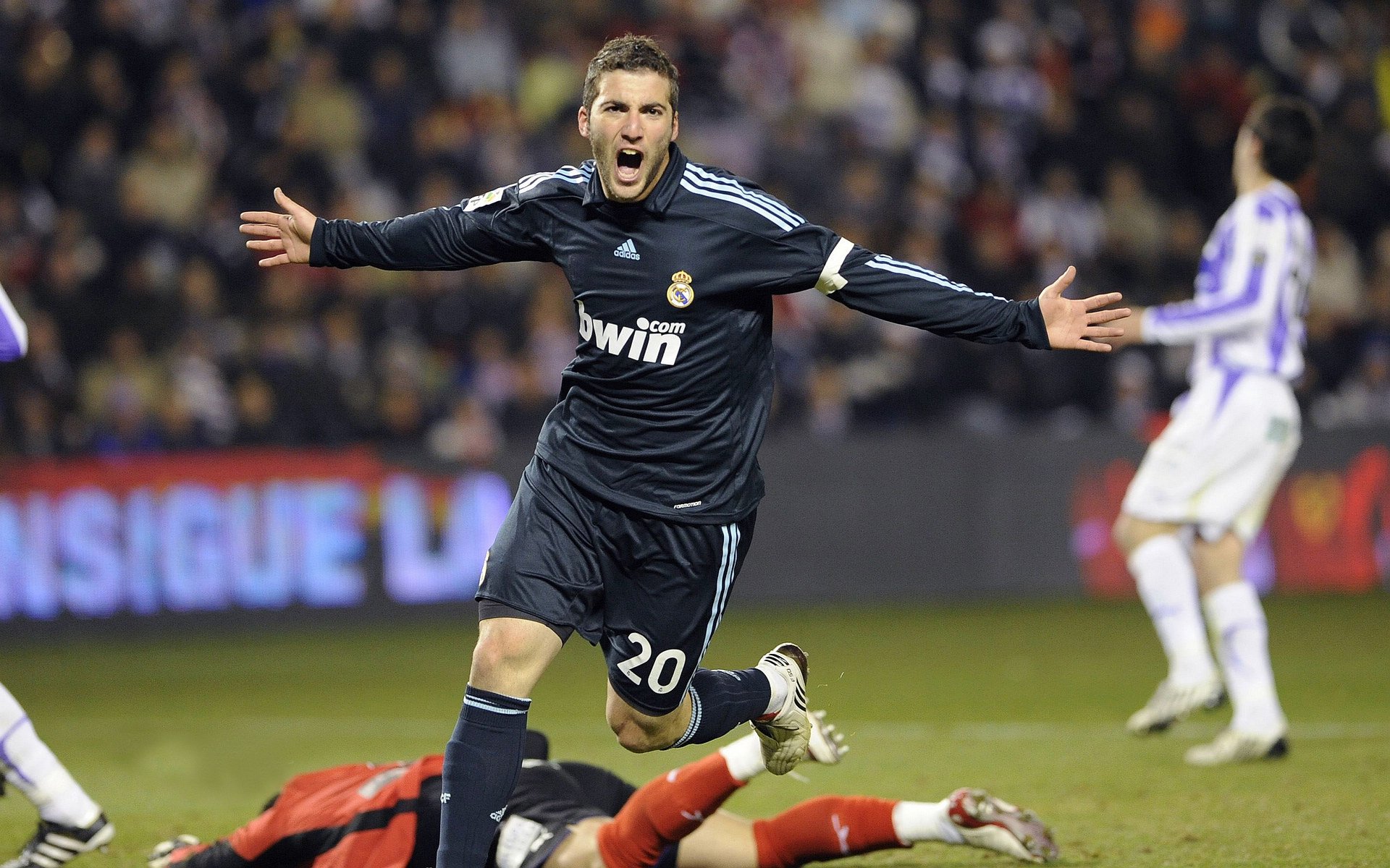 球场颜值：运动员的风采与魅力互动集锦，运动员场景